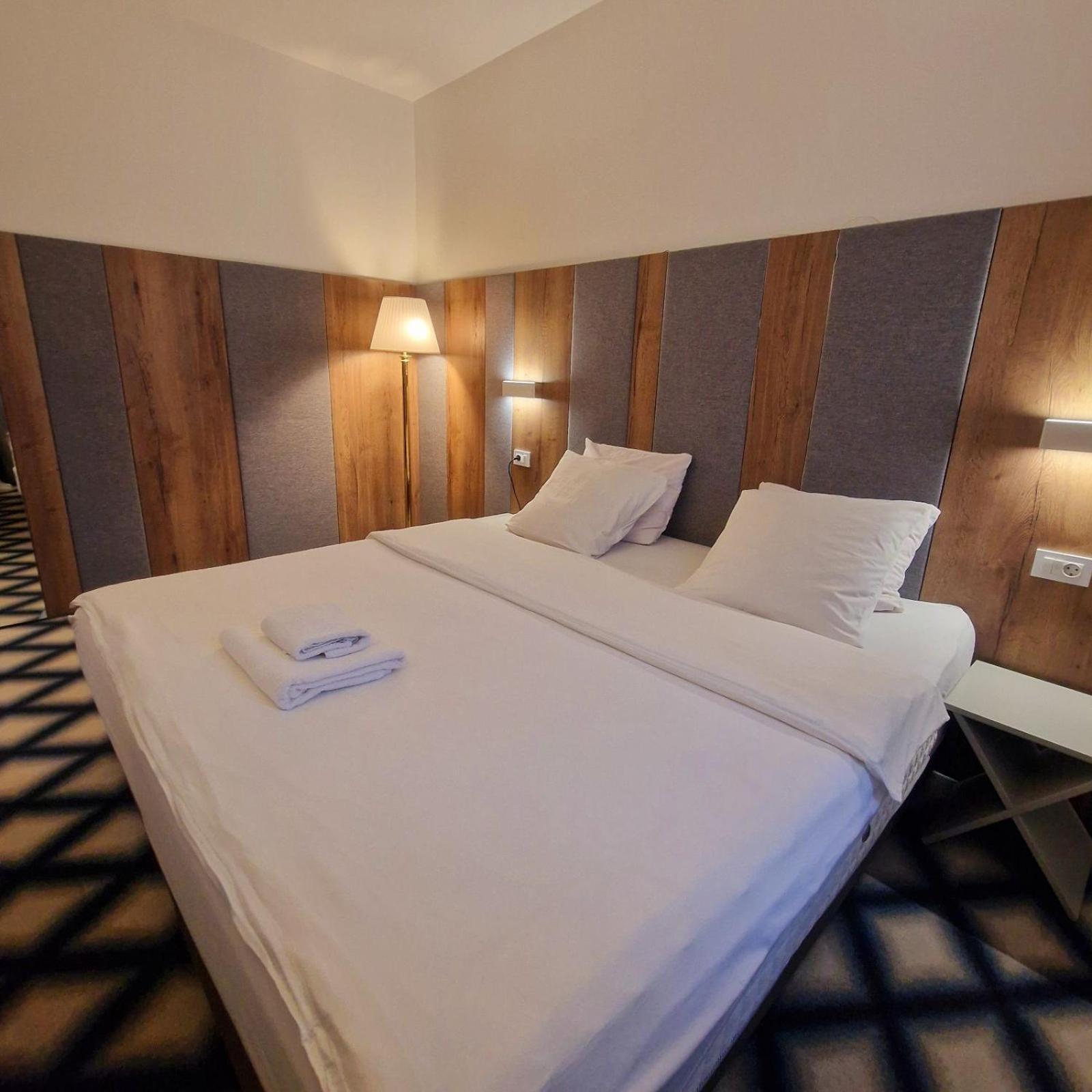Swiss Plus Hotel Бихач Экстерьер фото